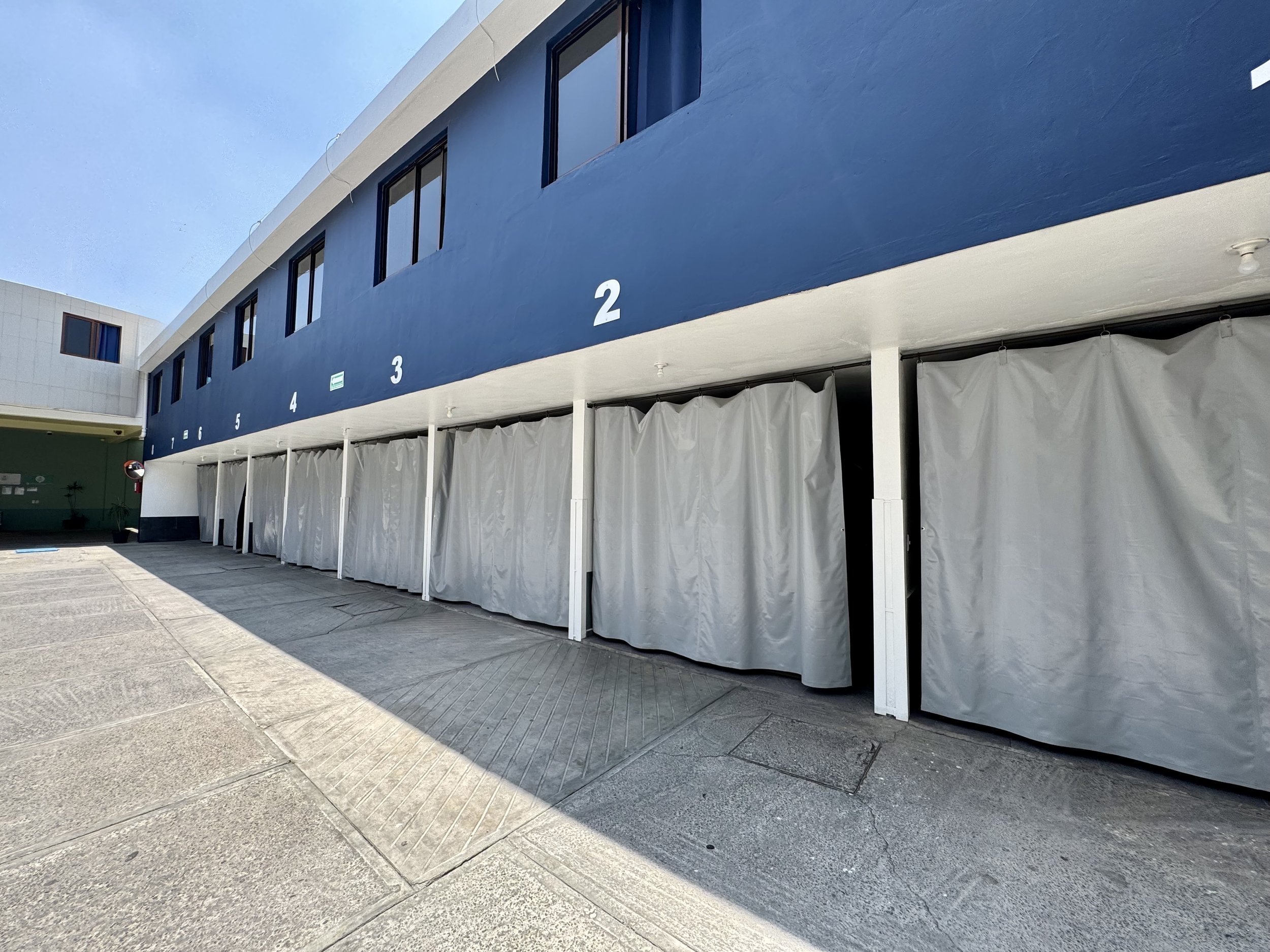 Cocheras privadas de Motel Malintzi con cortinas y numeración