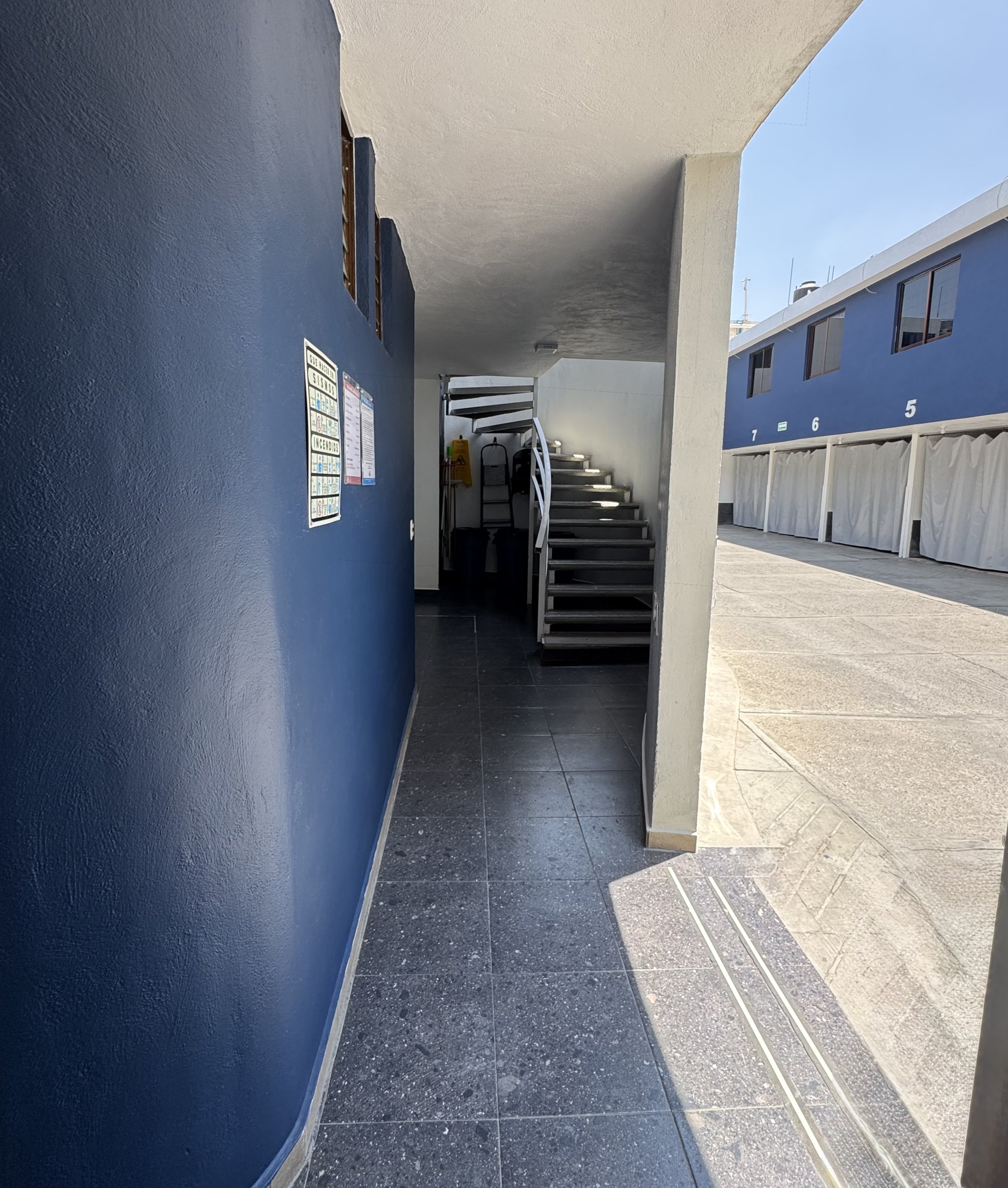 Acceso interior a cocheras privadas con cortinas